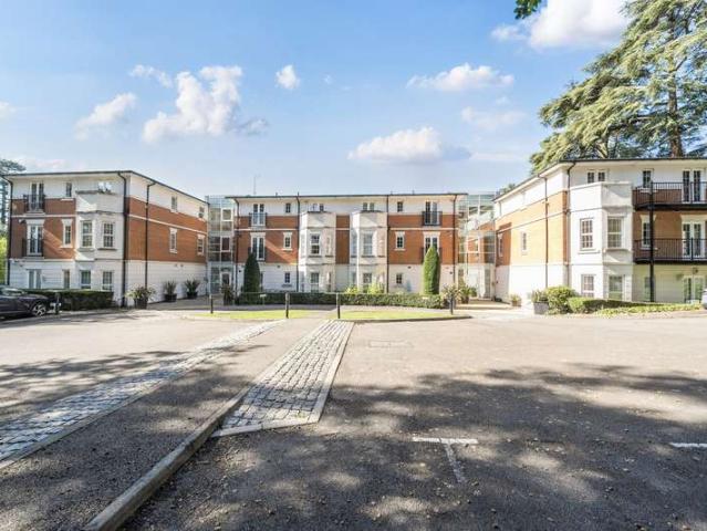 Flat for sale in Harrow Weald, Greater London