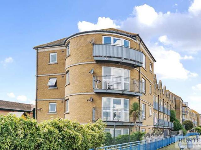 Flat for sale in Erith, Slade Green