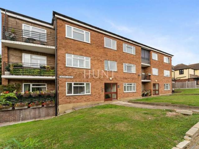 Flat for sale in Woodford Wells, Greater London
