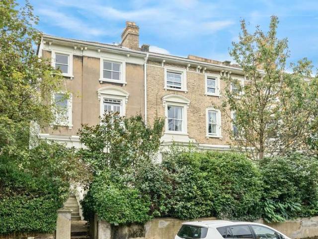 Flat for sale in Surbiton, Greater London