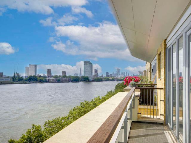 Flat for sale in Isle Of Dogs, Millwall