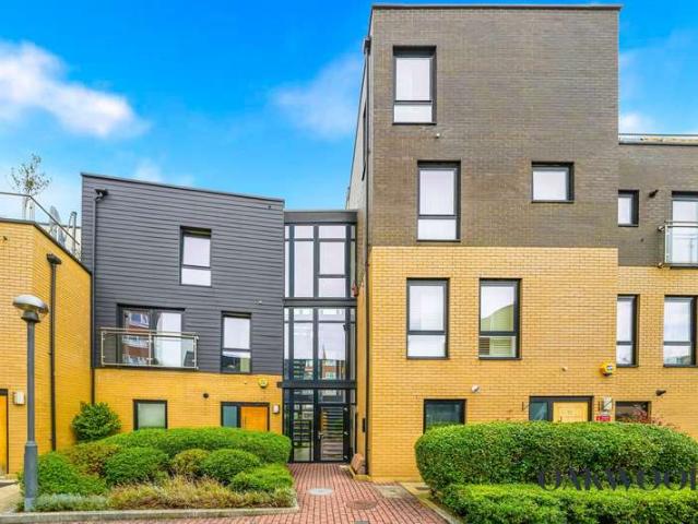 Flat for sale in Stoke Newington, Greater London