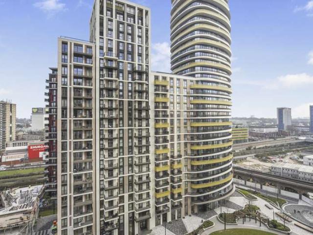 Flat for sale in Shepherd's Bush, Greater London
