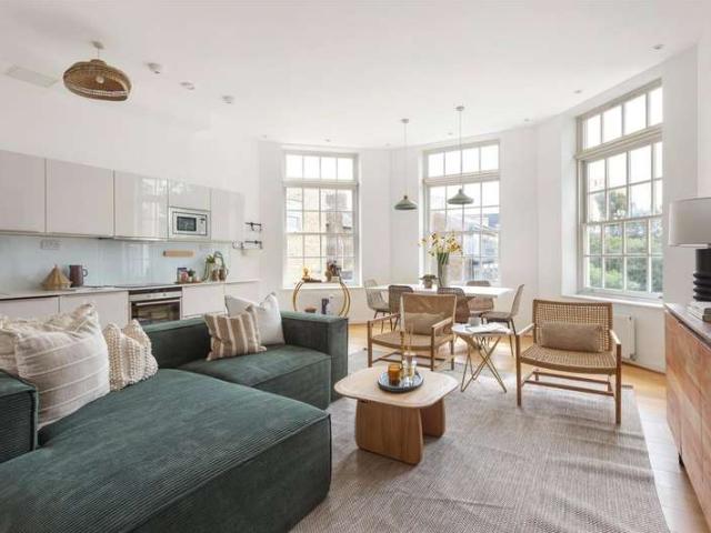 Flat for sale in Stockwell, Greater London