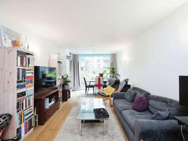 Flat for sale in Hayes, Greater London