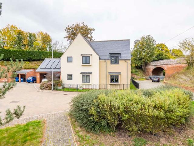 Flat for sale in Chelmondiston, Suffolk