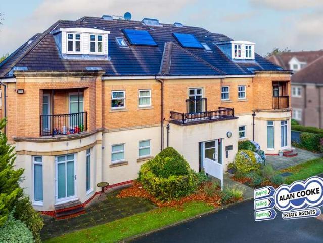 Flat for sale in Alwoodley, West Yorkshire