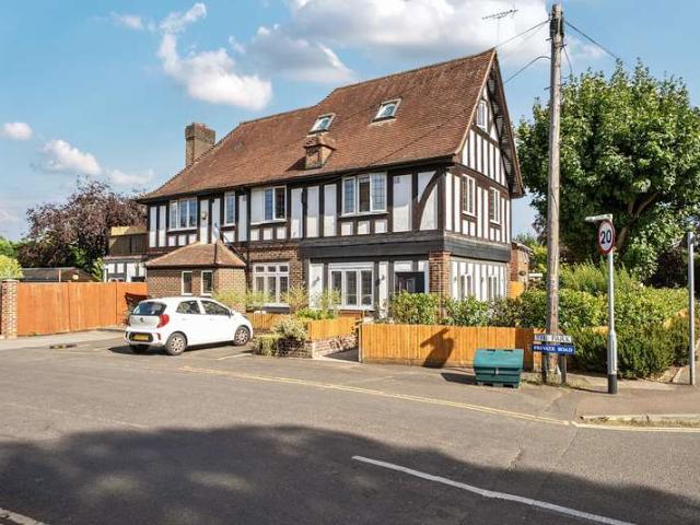 Flat for sale in Pachesham Park, Surrey