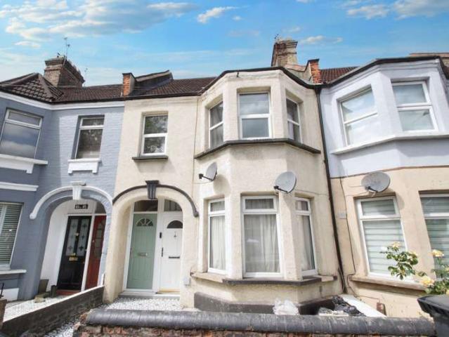 Flat for sale in Hale End, Greater London