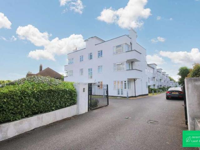 Flat for sale in North Finchley, Greater London
