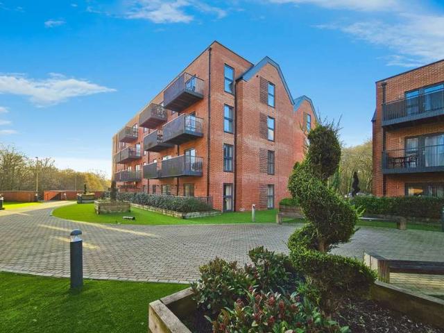 Flat for sale in Hart, Hampshire