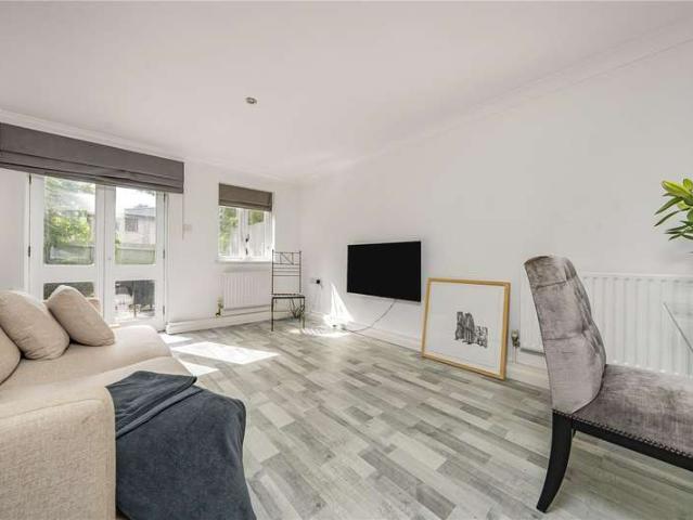Flat for sale in Roehampton, Greater London