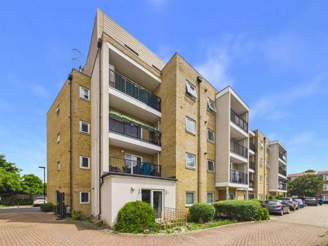 Flat for sale in Ickenham, Greater London