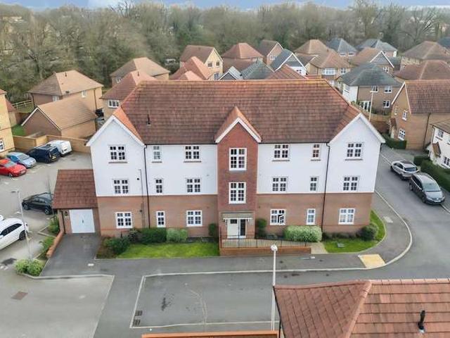 Flat for sale in Finchampstead