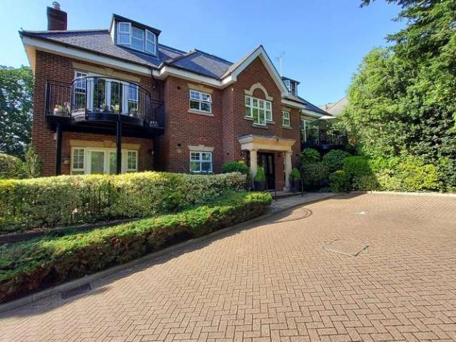 Flat for sale in Little Stanmore, Greater London