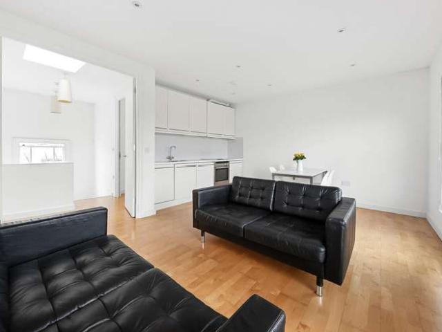 Flat for sale in Herne Hill, Greater London