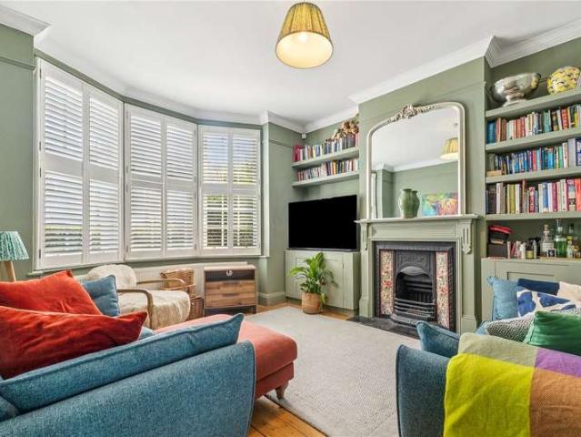 Flat for sale in Summerstown, Greater London