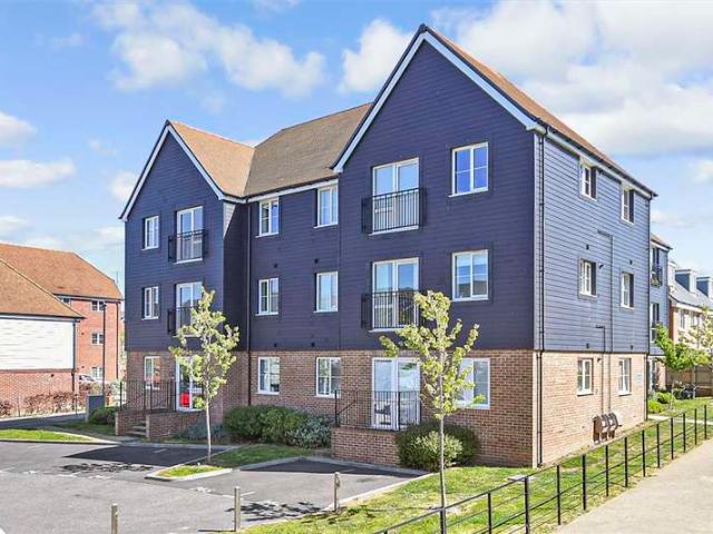 Flat for sale in Kilnwood Vale, Horsham