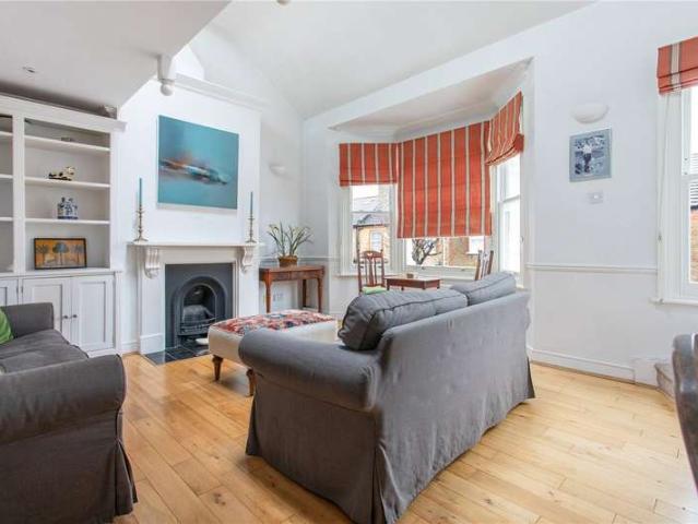 Flat for sale in Balham, Greater London