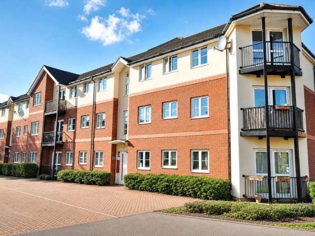 Flat for sale in Westborough, Surrey