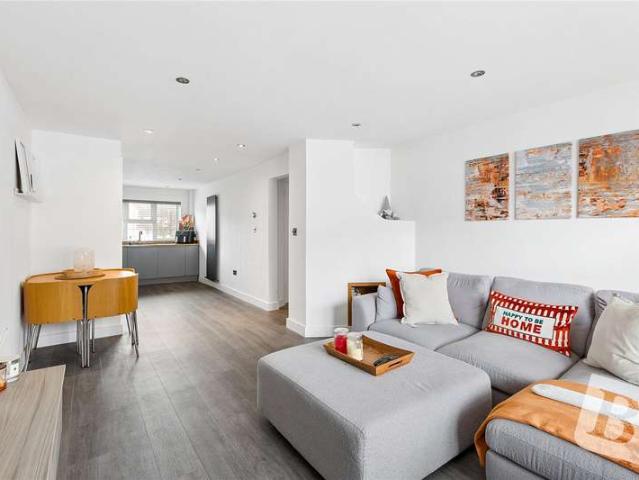 Flat for sale in Noak Hill, Noak Bridge