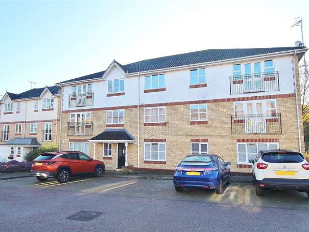Flat for sale in Woking, Surrey