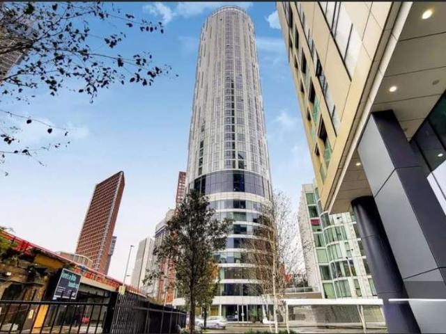 Flat for sale in Vauxhall, Greater London