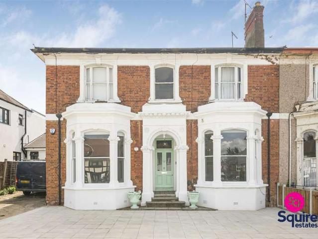Flat for sale in Woodside Park, Greater London