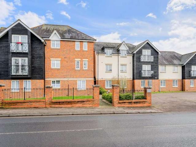 Flat for sale in Stoneleigh, Ewell