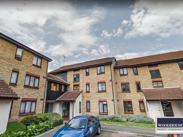 Flat for sale in Broxbourne, Hertfordshire