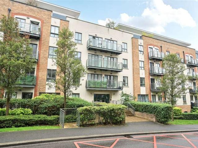 Flat for sale in Roehampton, Greater London