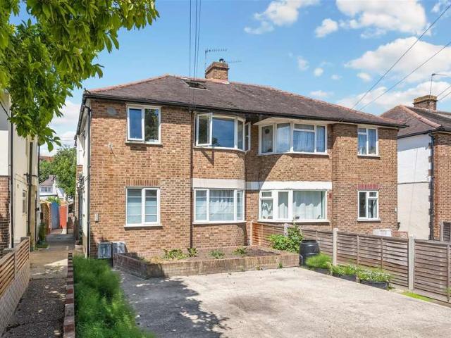 Flat for sale in London Borough of Merton, Collier's Wood