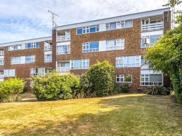 Flat for sale in Surbiton, Greater London