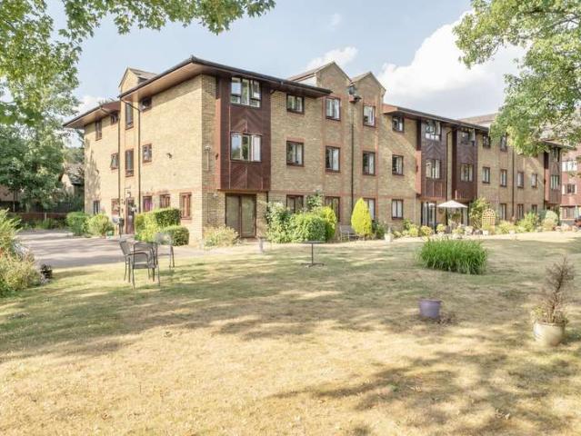 Flat for sale in Red Hill, Surrey