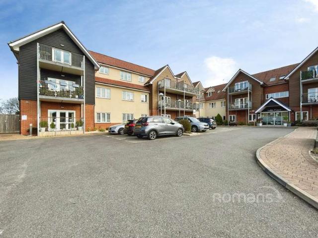 Flat for sale in Hart, Hampshire
