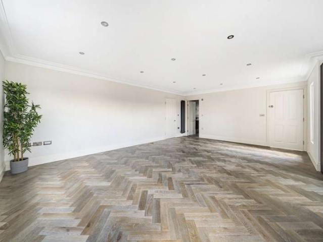 Flat for sale in London Borough of Ealing, Greater London