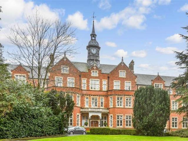 Flat for sale in Pachesham Park, Surrey