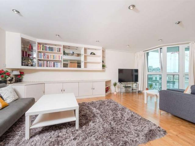 Flat for sale in Vauxhall, Greater London