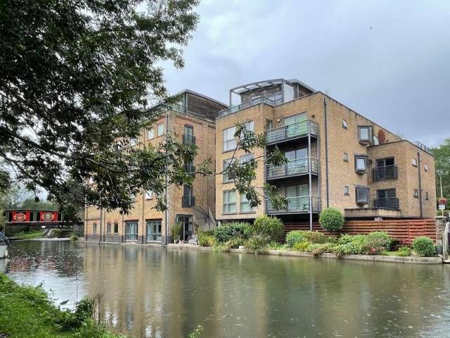 Flat for sale in Ashlyns Estate, Pouchen End