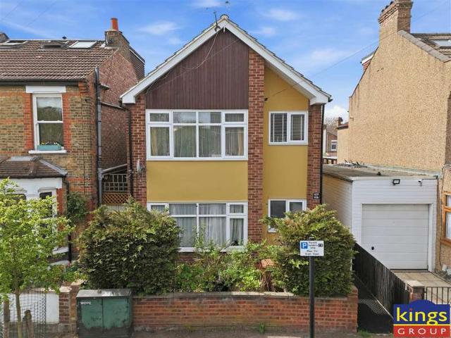 Flat for sale in Chapel End, Highams Park