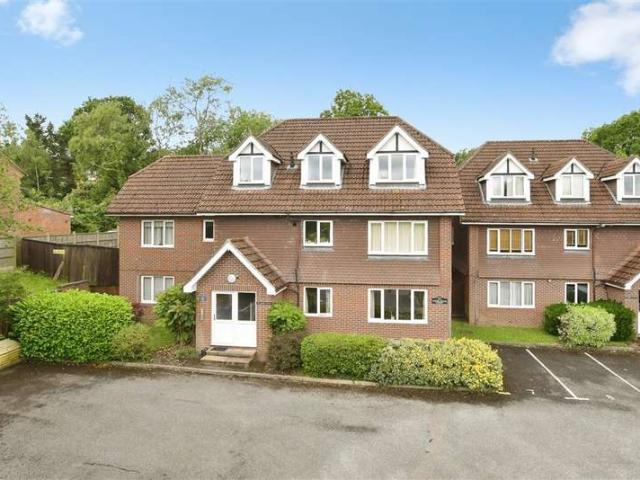 Flat for sale in Red Hill, Surrey