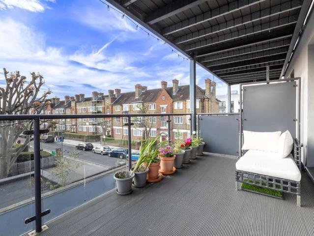 Flat for sale in Summerstown, Greater London