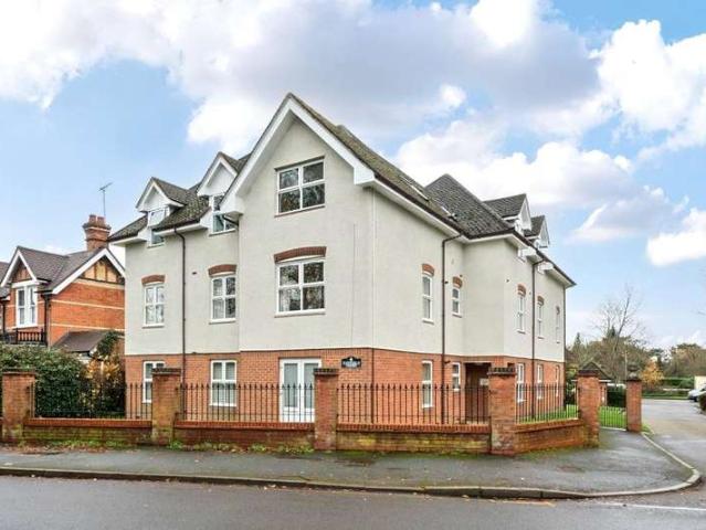 Flat for sale in Heol-las, Surrey