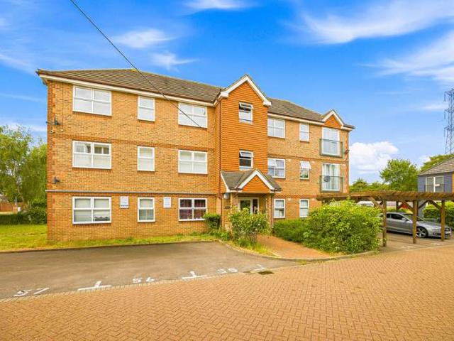 Flat for sale in Grays, Essex
