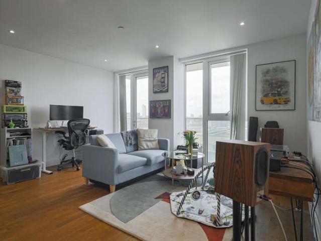 Flat for sale in Glyndon, Greater London