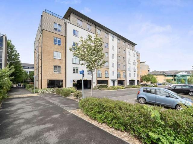 Flat for sale in Easthampstead, Bracknell