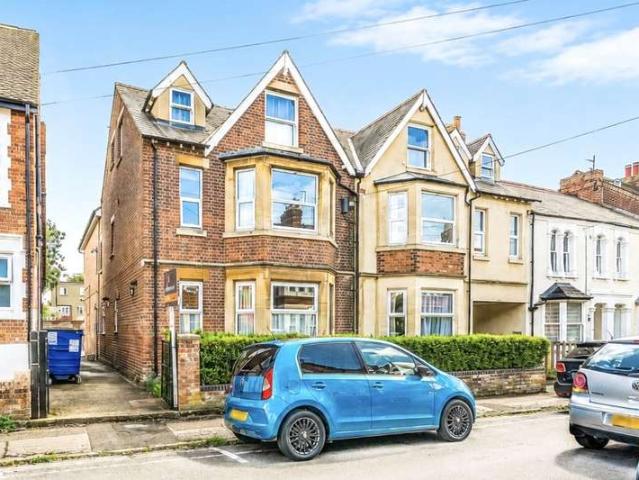 Flat for sale in Robin Hood, The Slade