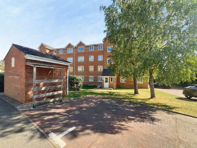 Flat for sale in Aldershot, Rushmoor