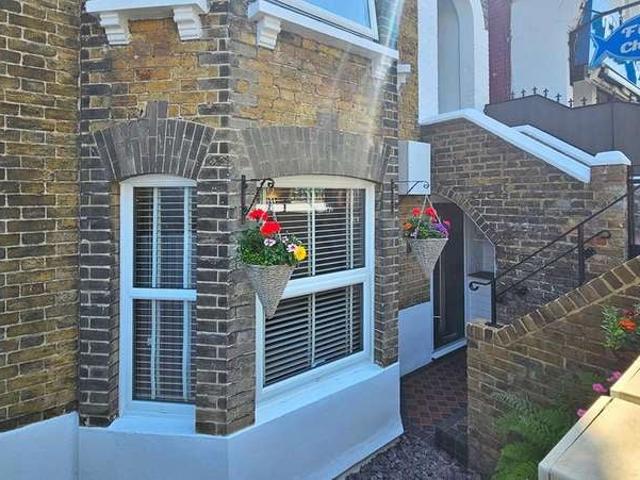 Flat for sale in Oxenden, The Bridge