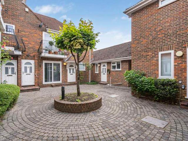 Flat for sale in Fole, Surrey